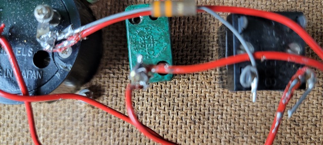 Inside view: Back of voltage meter, shunt and zero button